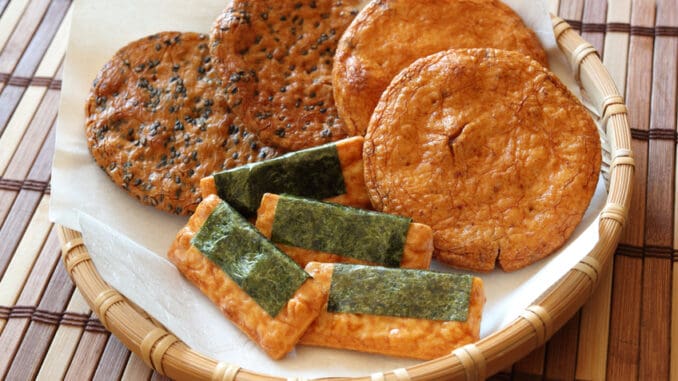 Jibachi Senbei: Rýžové sušenky z Omači plněné vosami. Překvapí i zkušené jedlíky