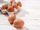 Vajíčko se dá při pečení snadno nahradit. Stačí k tomu olej a voda nebo obyčejný škrob