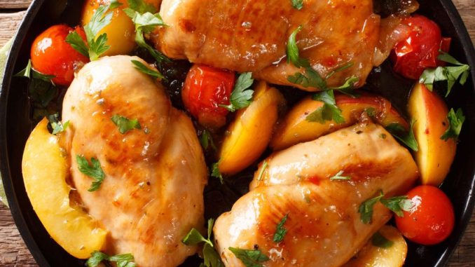 Kuře na meruňkách podle Petry Černocké: Jednoduchý recept, kde využijete sezónní ovoce