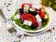 Řecký salát s opečeným feta sýrem se hodí jako rychlá svačinka