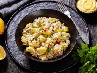 Nakládaný bramborový salát: Vychutnejte si spojení zeleniny a kyselých chutí