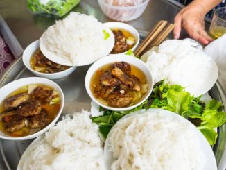 Bún Chả: Vietnamské jídlo, které se podává hned z několika talířů