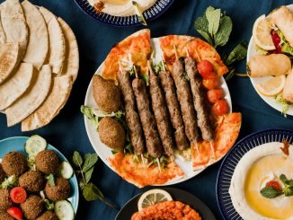 Egyptská kuchyně je z velké části vegetariánská. V restauraci můžete jíst klidně rukama