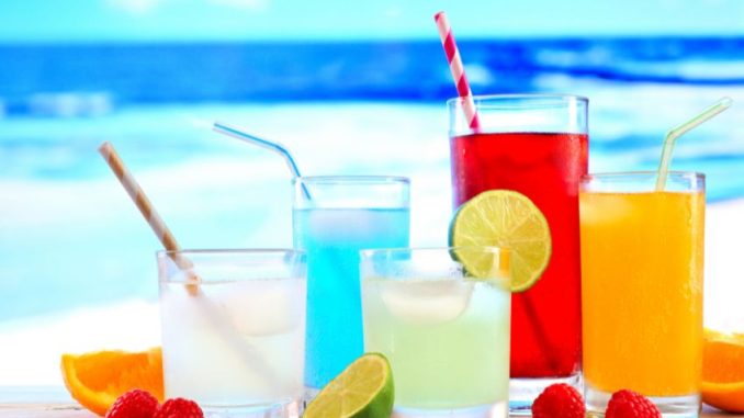 Připravte si letní alkoholické drinky vhodné na každou oslavu. Klasiky jako Mojito a Cuba Libre nezklamou