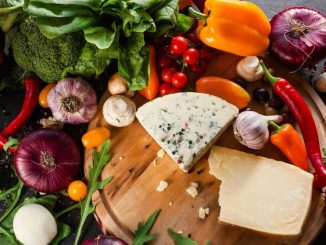 Obložený talíř ke grilovačce: Chybět nesmí domácí zelenina ani dietní sýry