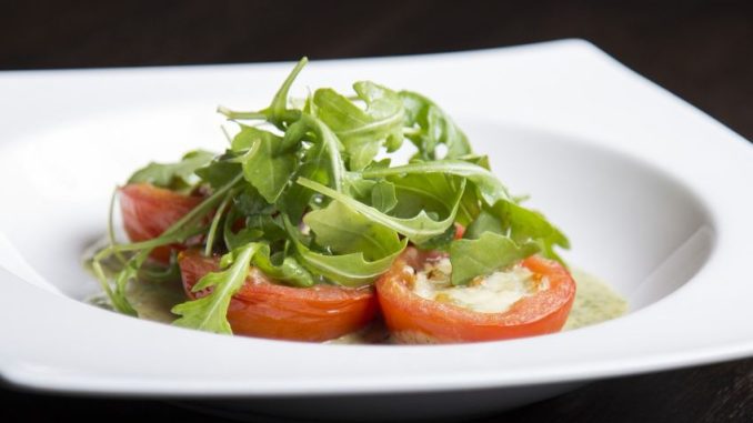 Rukolový salát s kuřecím masem: Zdravý a lehký oběd vhodný pro dietáře