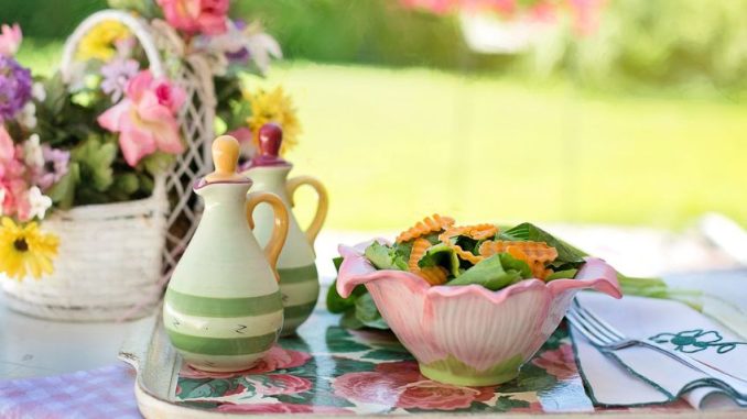 Babiččin letní salát: Lehký oběd z ingrediencí z naší zahrady