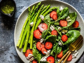 Okurkový salát s chřestem a bylinkami: Lehký letní oběd pro celou rodinu