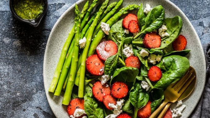Okurkový salát s chřestem a bylinkami: Lehký letní oběd pro celou rodinu
