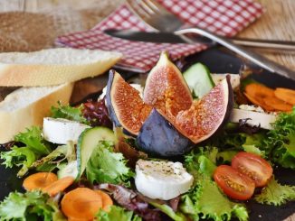 Zeleninový salát s fíky a kozím sýrem: Netradiční letní pochoutka
