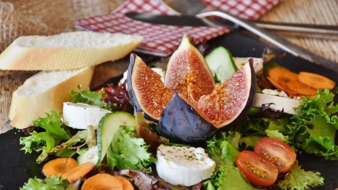 Zeleninový salát s fíky a kozím sýrem: Netradiční letní pochoutka