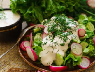 Zeleninový salát s podmáslím: Letní svačina, která osvěží