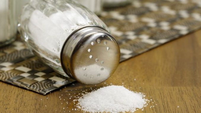 Sůl v jídlech nahradíte velmi snadno. Změňte jejich chuť pomocí citronu či chilli papriček