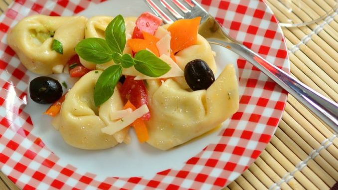 Tortellinový salát s olivami a zeleninou: V létě pomůže mimo jiné hydratovat vaše tělo