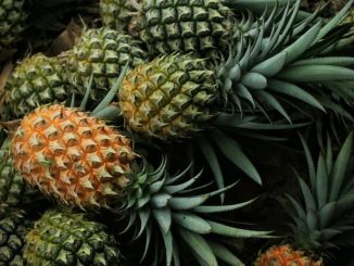 Jak správně nakrájet ananas: Stačí ostrý nůž, lžíce a 2 minuty času